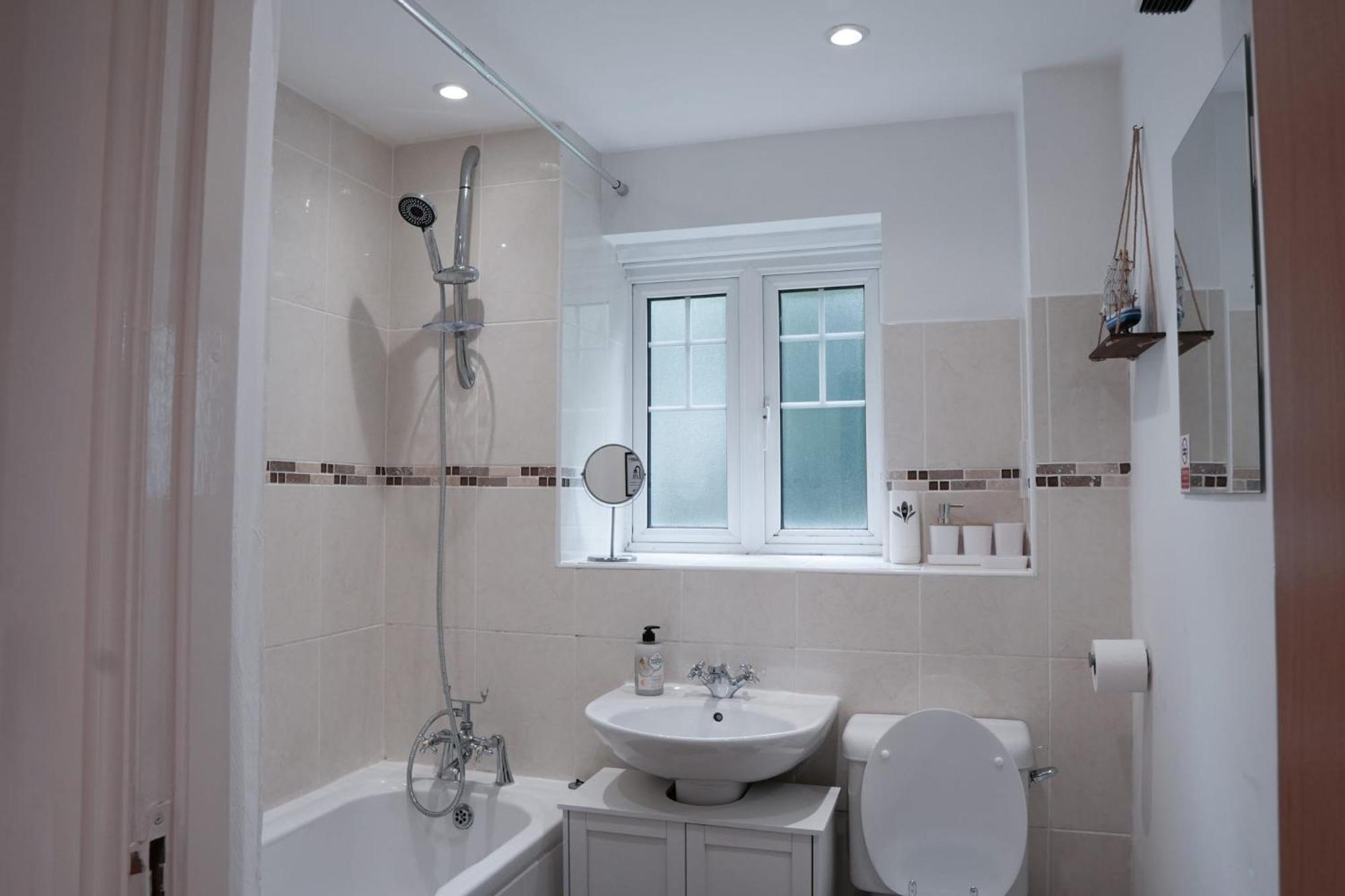 Whole 2-Bed Apartment - Contractors, Professionals, Ulez Free, Free Parking, B'Ham City 10Mins Birmingham Dış mekan fotoğraf